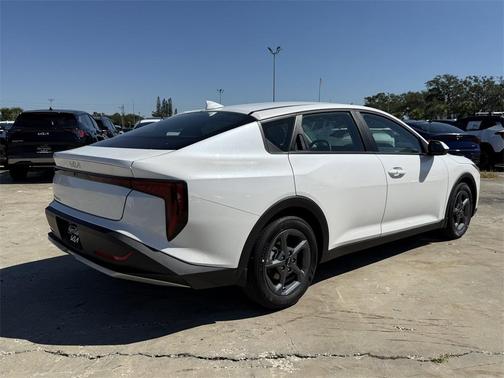 2025 Kia K4 LXS