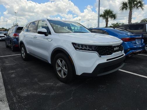 Glacial White Pearl 2022 Kia Sorento LX