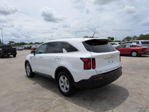 Glacial White Pearl 2022 Kia Sorento LX