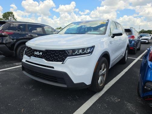 Glacial White Pearl 2022 Kia Sorento LX