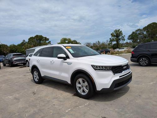 Glacial White Pearl 2022 Kia Sorento LX