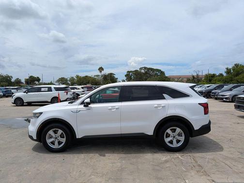 Glacial White Pearl 2022 Kia Sorento LX
