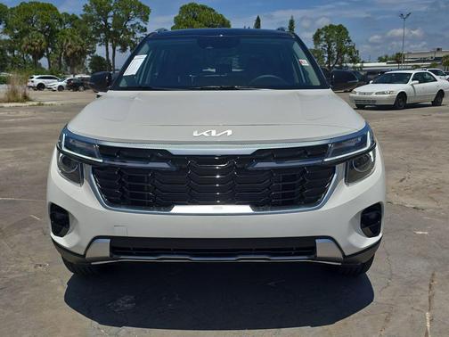 Clear White / Black Roof 2026 Kia Seltos S