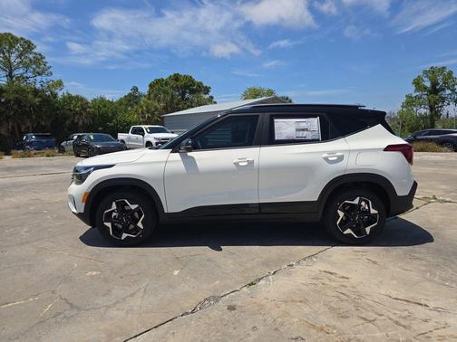 Clear White / Black Roof 2026 Kia Seltos S