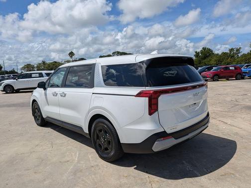 Snow White Pearl 2025 Kia Carnival LXS