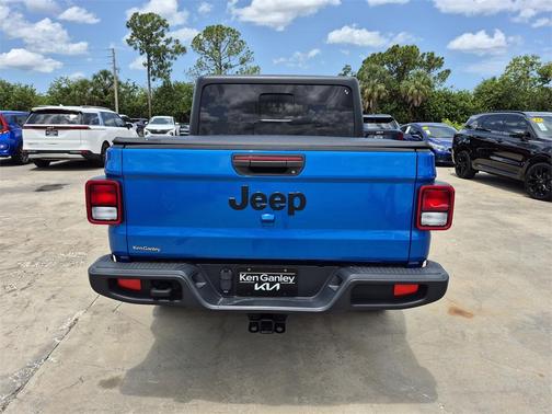 2022 Jeep Gladiator Sport