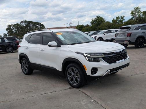 Snow White Pearl 2024 Kia Seltos S