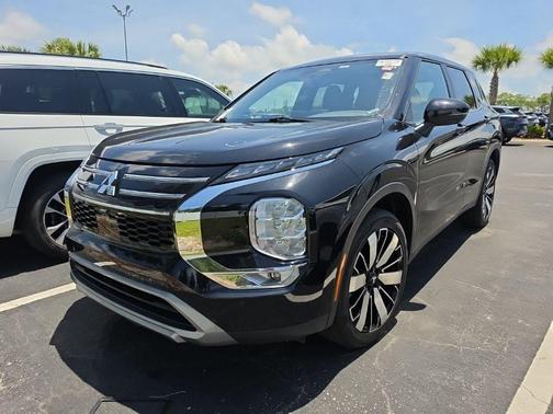 Labrador Black Pearl 2025 Mitsubishi Outlander SE