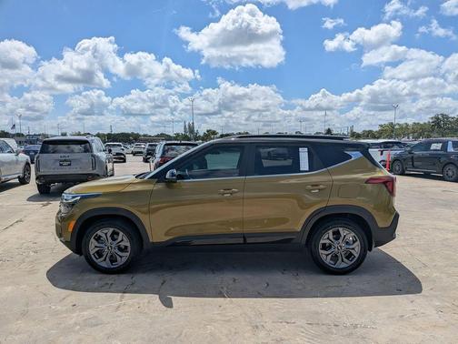 Green / Black 2024 Kia Seltos S