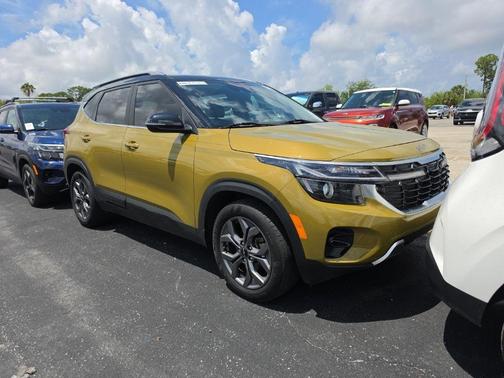Green / Black 2024 Kia Seltos S