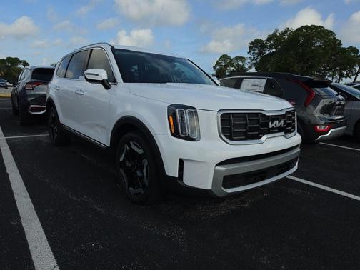 Glacial White Pearl 2023 Kia Telluride S