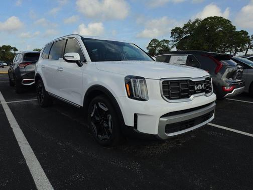 Glacial White Pearl 2023 Kia Telluride S