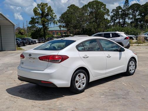Snow White Pearl 2017 Kia Forte LX