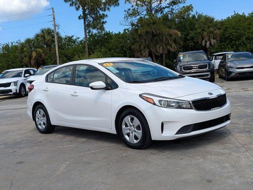 Snow White Pearl 2017 Kia Forte LX
