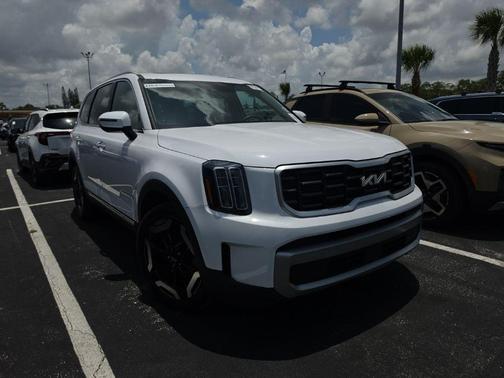 Glacial White Pearl 2023 Kia Telluride S