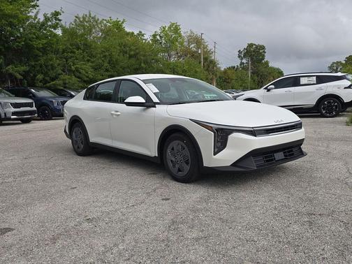 Snow White Pearl 2026 Kia K4 LX