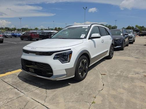 Snow White Pearl 2023 Kia Niro EV Wave
