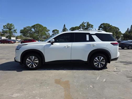 2022 Nissan Pathfinder SL
