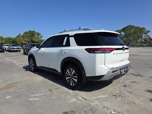 2022 Nissan Pathfinder SL