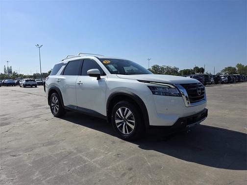 2022 Nissan Pathfinder SL