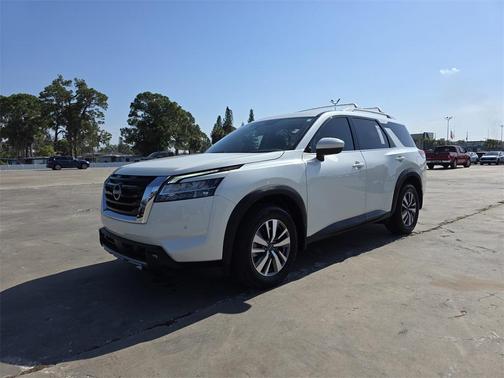 2022 Nissan Pathfinder SL