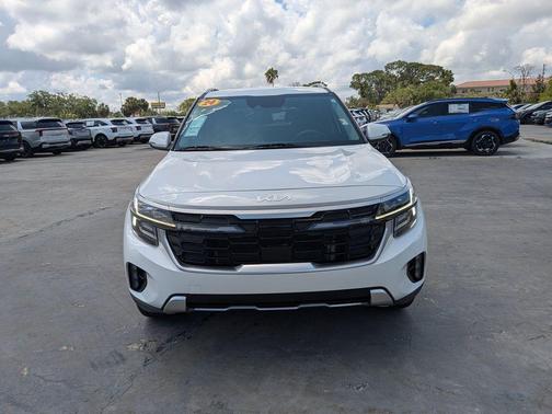 Snow White Pearl 2024 Kia Seltos SX