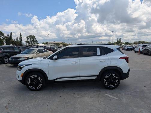 Snow White Pearl 2024 Kia Seltos SX