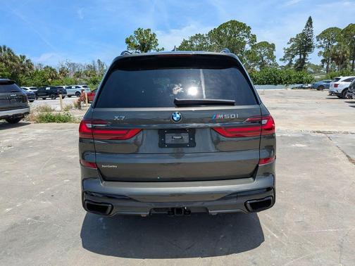 Manhattan Green Metallic 2022 BMW X7 M50i