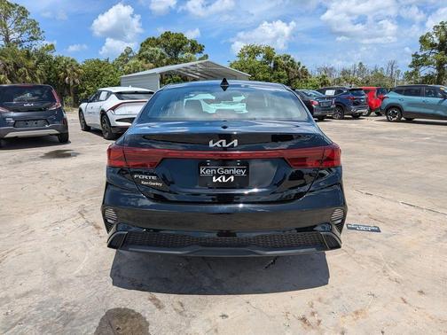 Aurora Black Pearl 2024 Kia Forte LXS