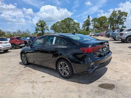 Aurora Black Pearl 2024 Kia Forte LXS