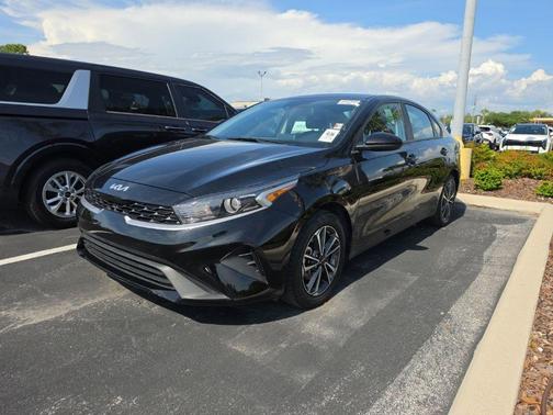 Aurora Black Pearl 2024 Kia Forte LXS