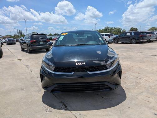 Aurora Black Pearl 2024 Kia Forte LXS