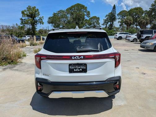 Snow White Pearl 2025 Kia Seltos EX