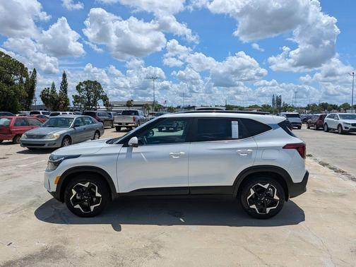 Snow White Pearl 2025 Kia Seltos EX