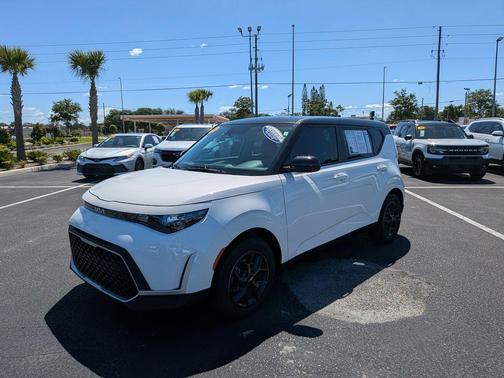 Clear White / Black Roof 2025 Kia Soul S
