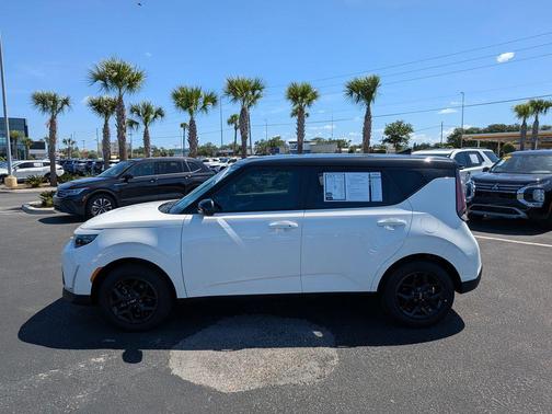 Clear White / Black Roof 2025 Kia Soul S