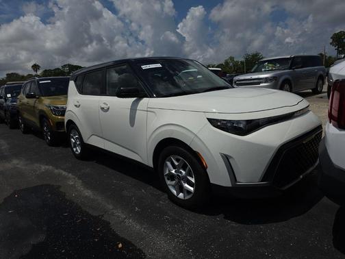 Clear White / Black Roof 2025 Kia Soul S