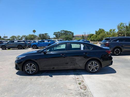 Aurora Black Pearl 2024 Kia Forte LXS