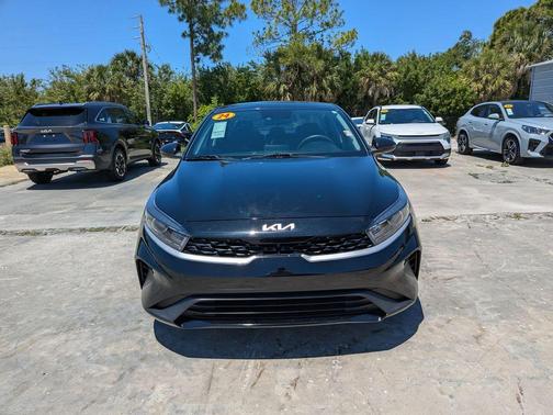 Aurora Black Pearl 2024 Kia Forte LXS