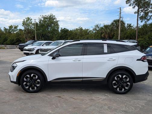 Glacial White Pearl 2023 Kia Sportage X-Line