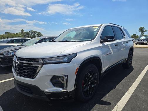 Iridescent Pearl Tricoat 2023 Chevrolet Traverse Premier