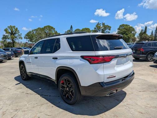 Iridescent Pearl Tricoat 2023 Chevrolet Traverse Premier
