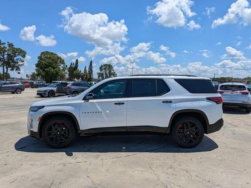 Iridescent Pearl Tricoat 2023 Chevrolet Traverse Premier