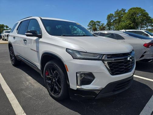 Iridescent Pearl Tricoat 2023 Chevrolet Traverse Premier