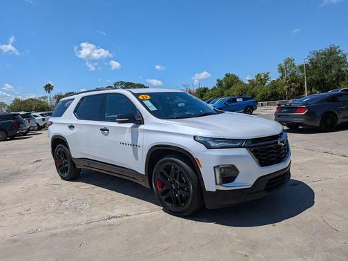 Iridescent Pearl Tricoat 2023 Chevrolet Traverse Premier
