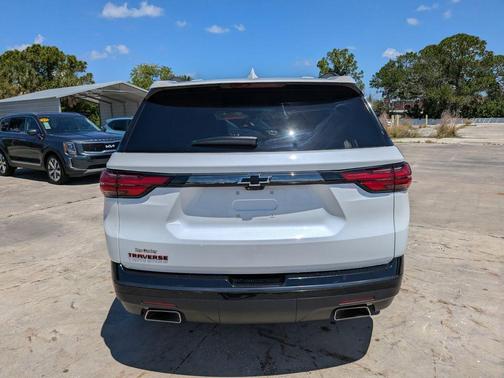 Iridescent Pearl Tricoat 2023 Chevrolet Traverse Premier