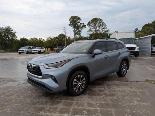 Moon Dust 2021 Toyota Highlander XLE