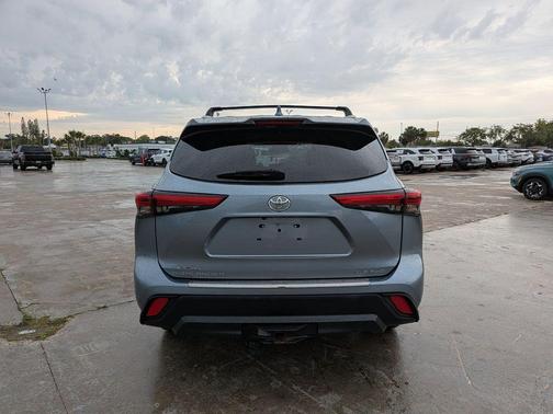 Moon Dust 2021 Toyota Highlander XLE