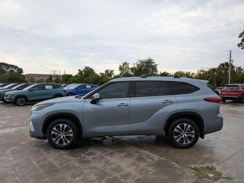 Moon Dust 2021 Toyota Highlander XLE