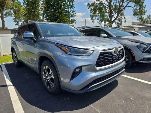 Moon Dust 2021 Toyota Highlander XLE